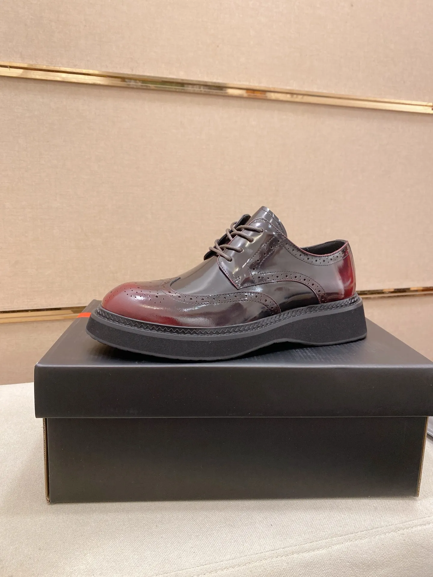 Factory price 720💰 🍁🍁High version High-quality new PRADA (Prada) counters are launched simultaneously, new men's shoes, 😘fabrics are selected from imported lacquered first-layer cowhide, and imported cowhide lining. 👍🏿 High-end ☄️ air-cushion molded anti-slip rubber outsole, exquisite lines, simple and elegant, comfortable and high-end for leisure travel. Code number: 38 to 45